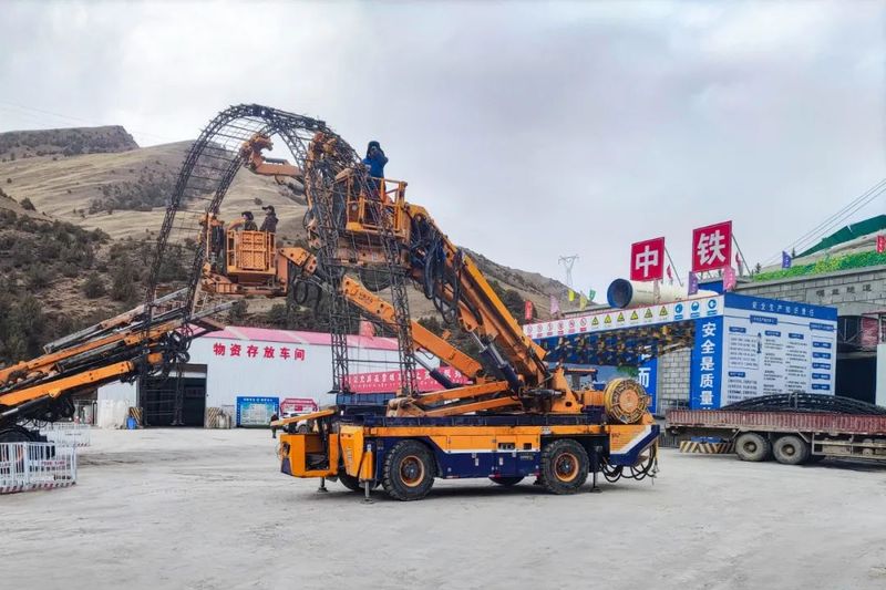 開拓地下空間，創(chuàng)造美好生活 | 設(shè)備公司75T轉(zhuǎn)向架機(jī)車、拱錨一體臺(tái)車入選2024年河南省首臺(tái)（套）重大技術(shù)裝備認(rèn)定名單