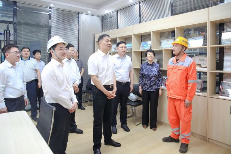 河南省人大常委會(huì)副主任、省總工會(huì)主席李公樂(lè)蒞臨設(shè)備公司調(diào)研工作