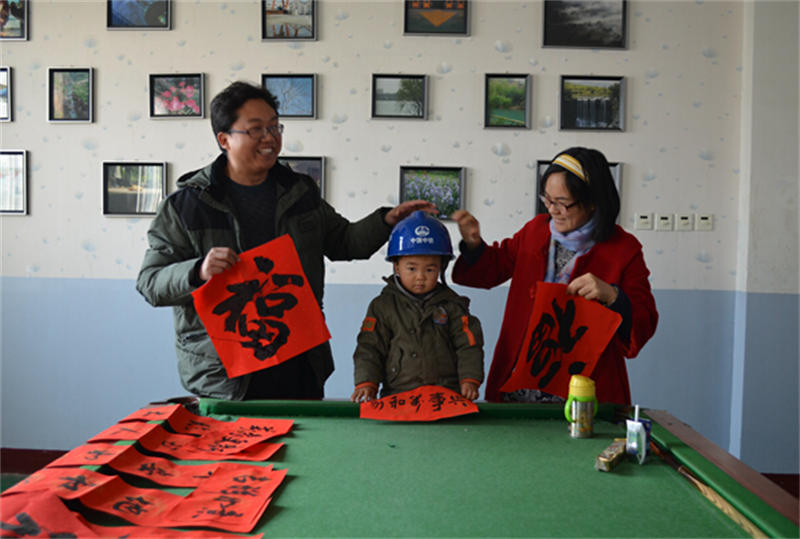 設(shè)備公司舉辦“百福納春，羊迎大吉”送春聯(lián)活動(dòng)