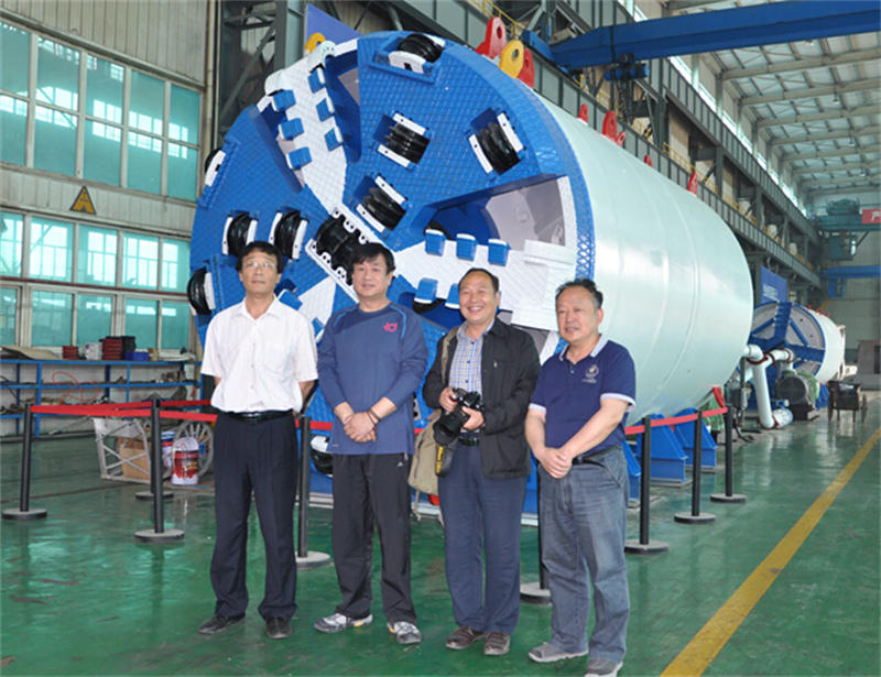 新鄉(xiāng)攝影家協(xié)會(huì)參觀設(shè)備公司