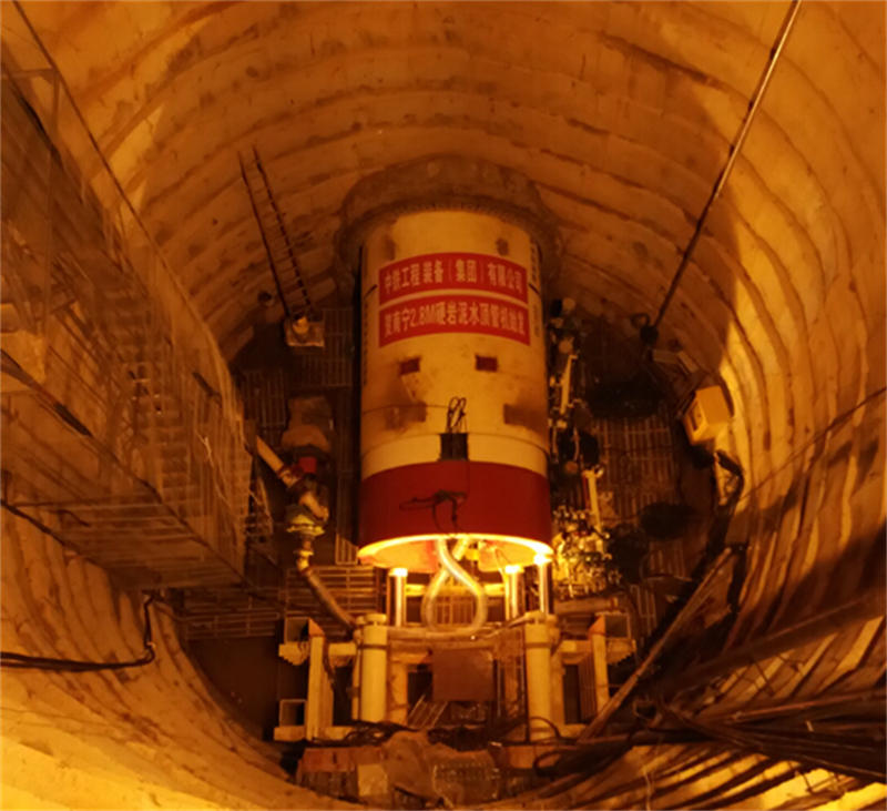 國內**臺硬巖泥水平衡頂管機始發