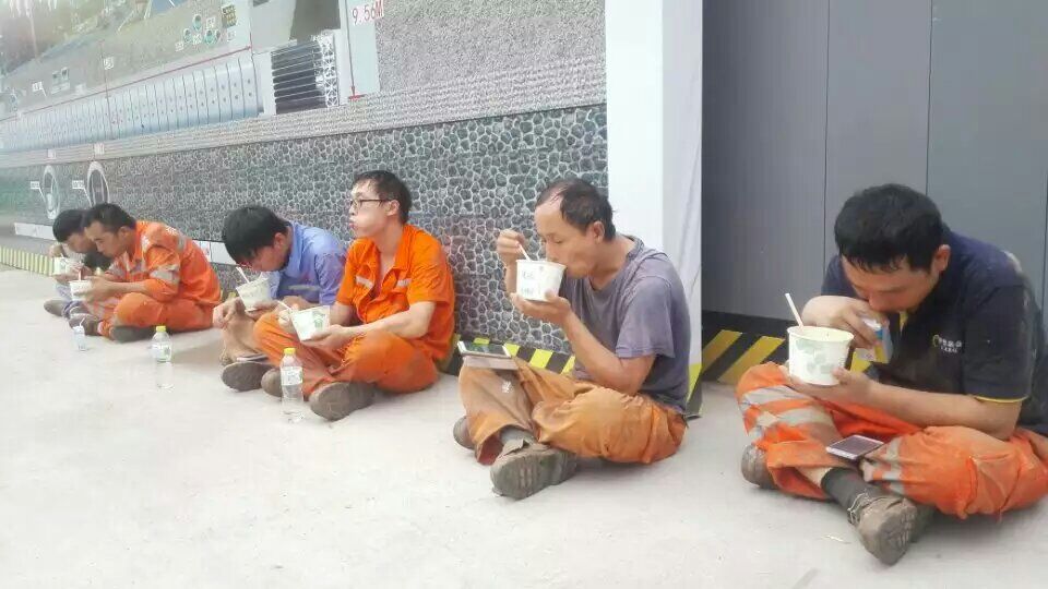 成都頂管機維修改造現場，一線人員席地而坐吃著快餐，只求多點時間解決問題