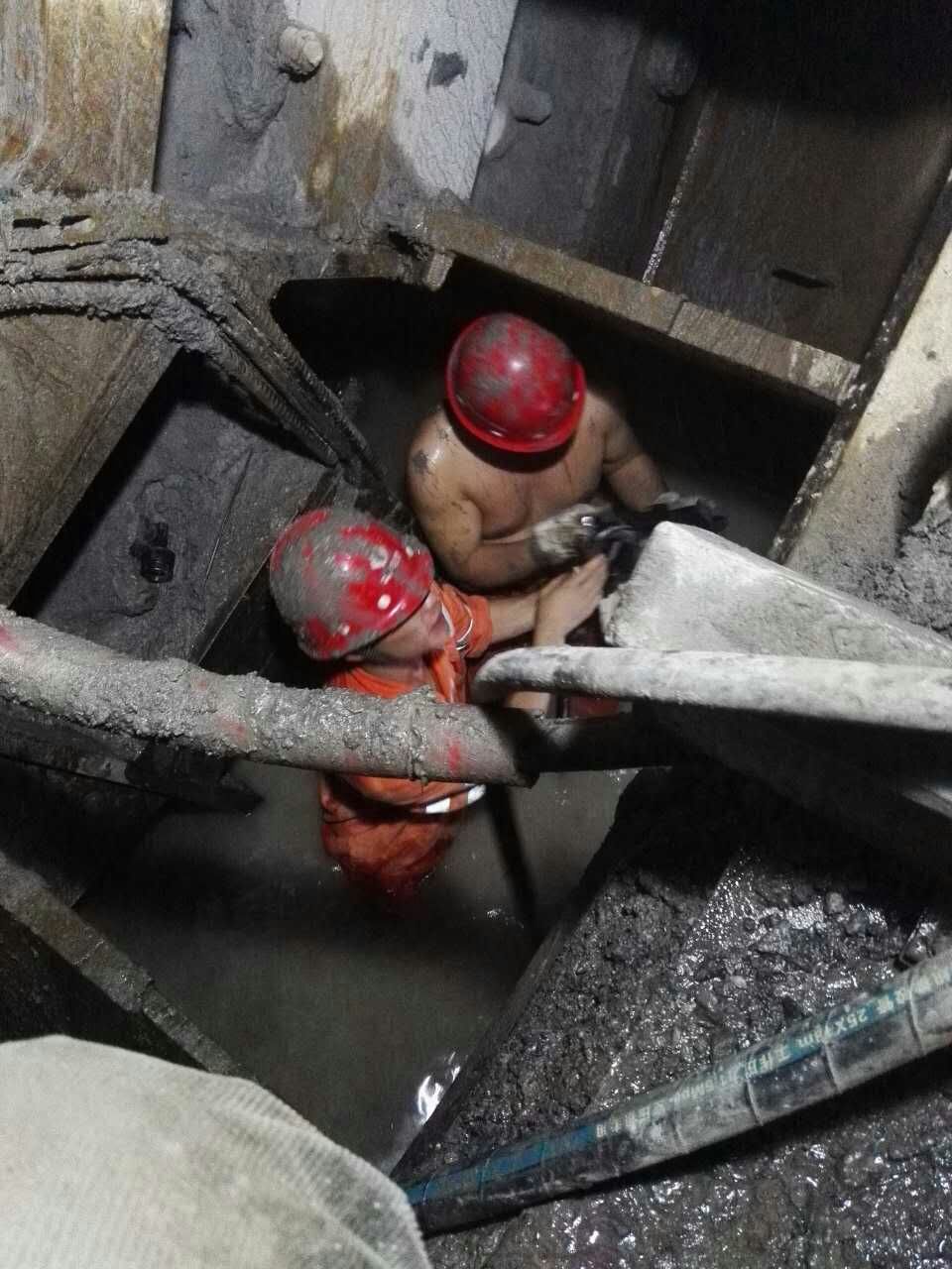 蘭州水源地項目，一線工人正在排查問題