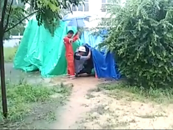 新鄉暴雨，員工冒雨檢查設備